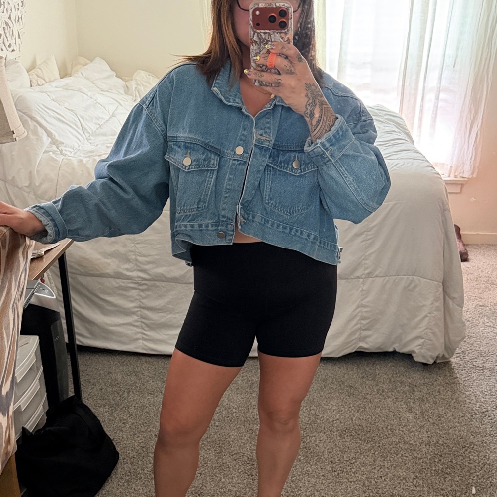 Cropped Light Blue Denim Jacket with Boxy Fit - Picture 2 of 6
